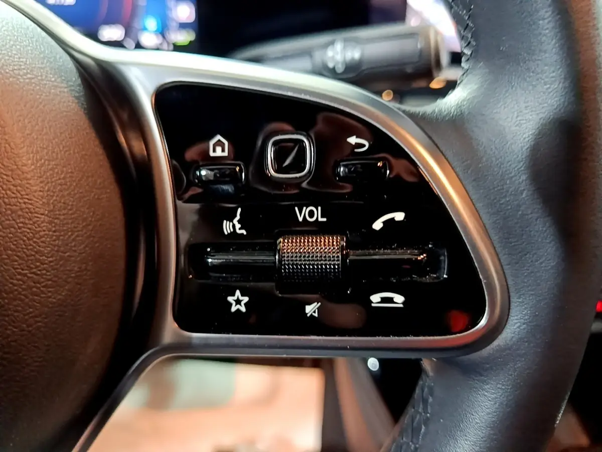 Gros plan sur les commandes noires du volant cuir à droite de la Mercedes Classe A 250 e Business Line 2020.