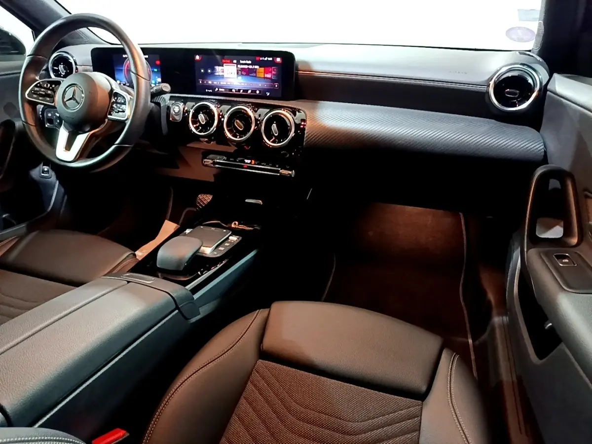 Intérieur noir de la Mercedes Classe A 250 e Business Line 2020, vue côté passager sur tableau de bord et volant.