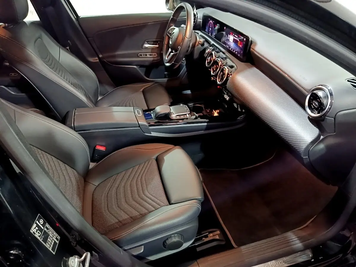 Vue intérieure côté conducteur de la Mercedes Classe A 250 e Business Line 2020, sièges noirs et tableau de bord moderne.