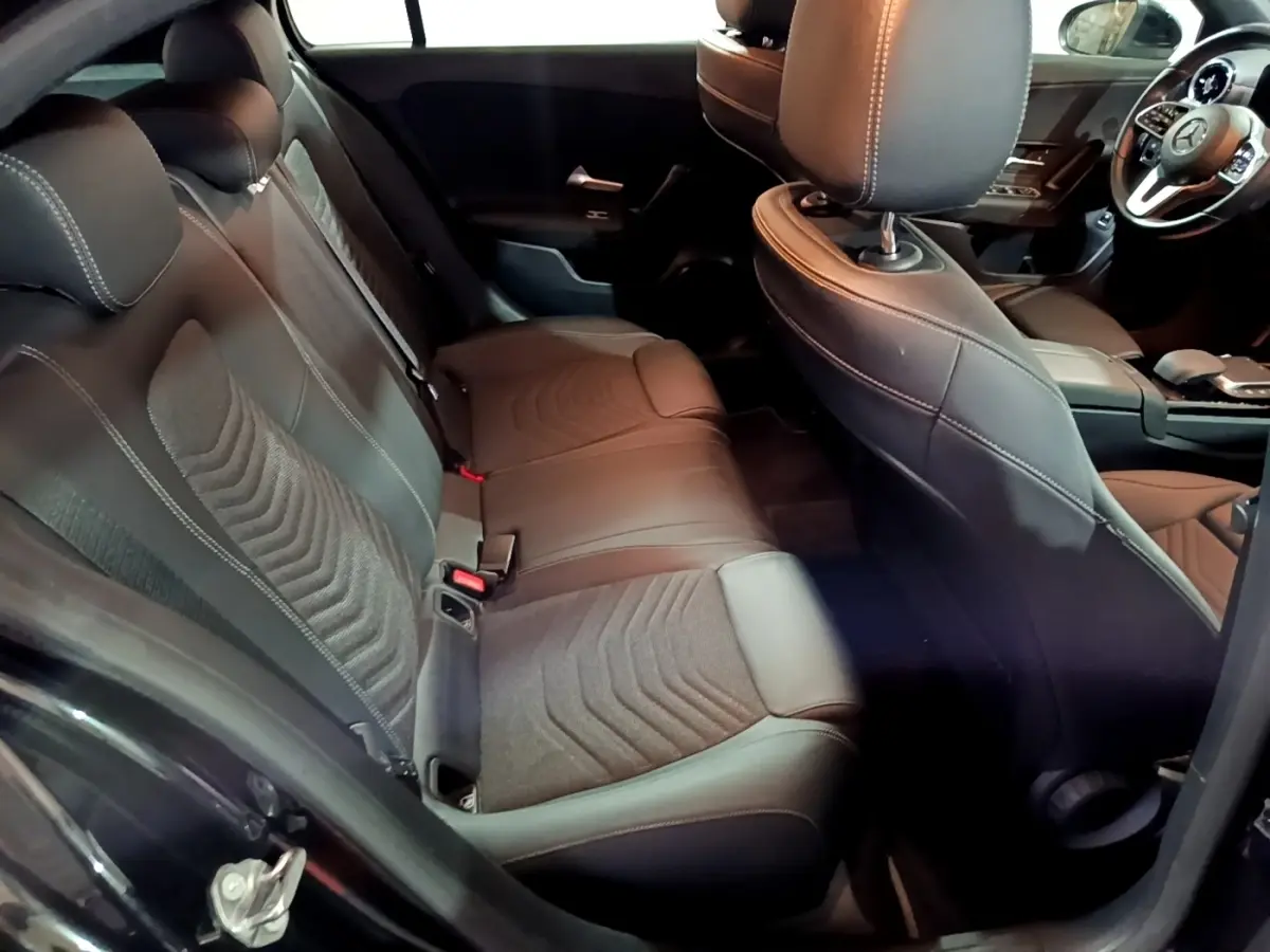 Vue intérieure côté gauche montrant la banquette arrière noire et les sièges avant de la Mercedes Classe A 250 e Business Line 2020.