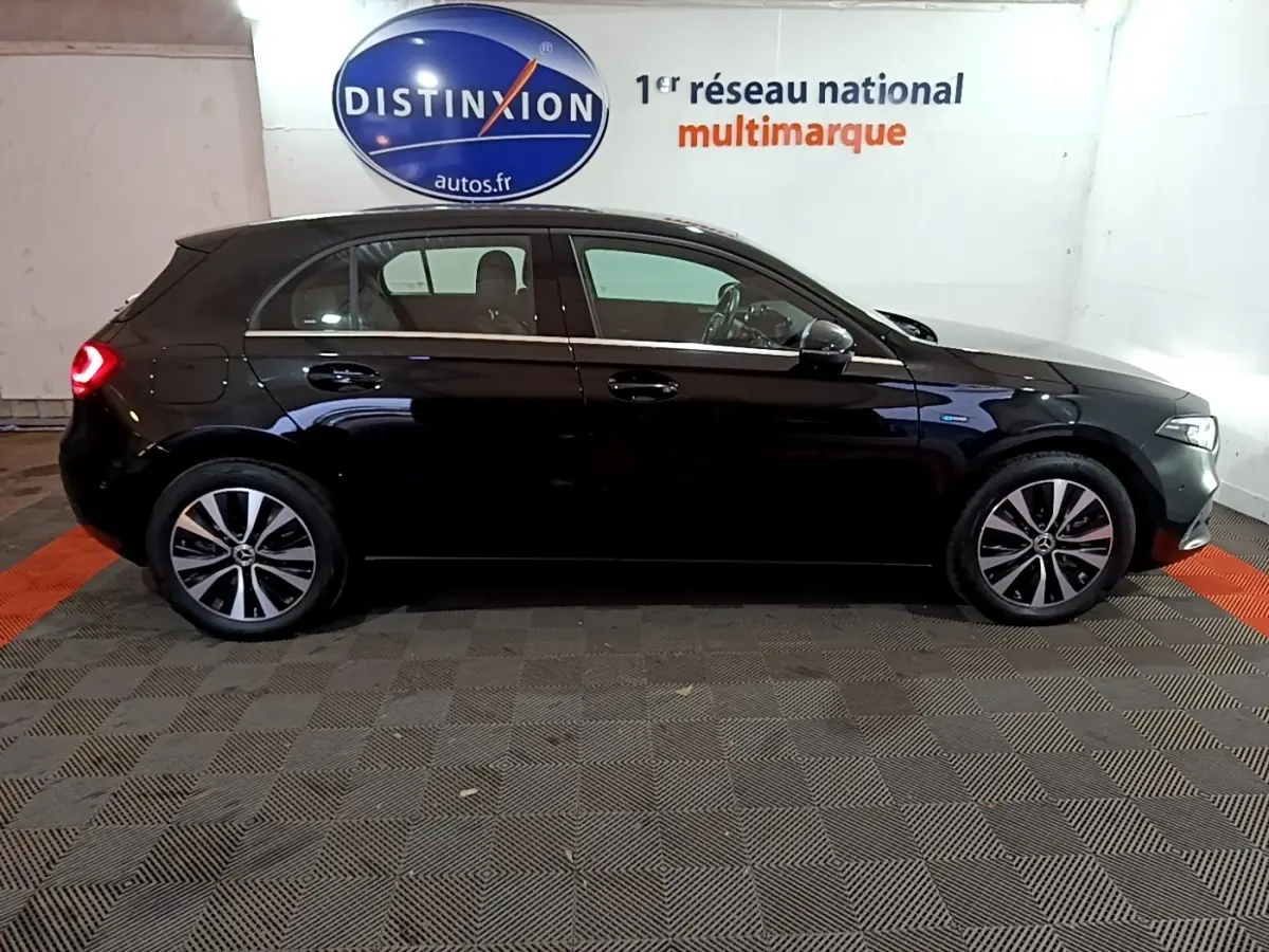 Profil côté gauche d'une Mercedes Classe A noire, hybride rechargeable, avec jantes alliage et feux arrière allumés.