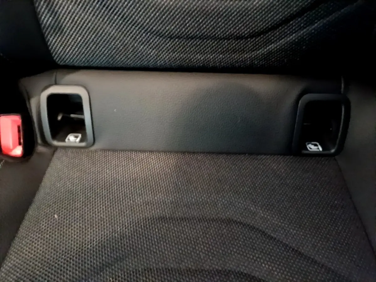 Gros plan sur la banquette arrière noire de la Mercedes Classe A 250 e Business Line avec fixation Isofix visible.