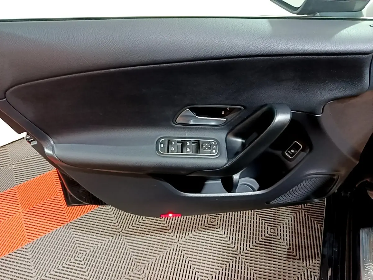 Vue rapprochée de la porte intérieure côté conducteur noire de la Mercedes Classe A 250 e Business Line 2020.