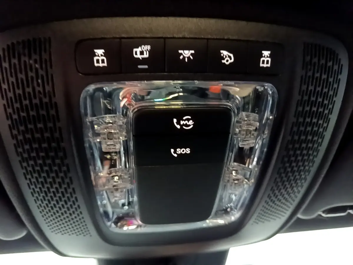 Vue en gros plan du plafonnier noir avec boutons d’appel d’urgence et commandes d’éclairage de la Mercedes Classe A 250 e.