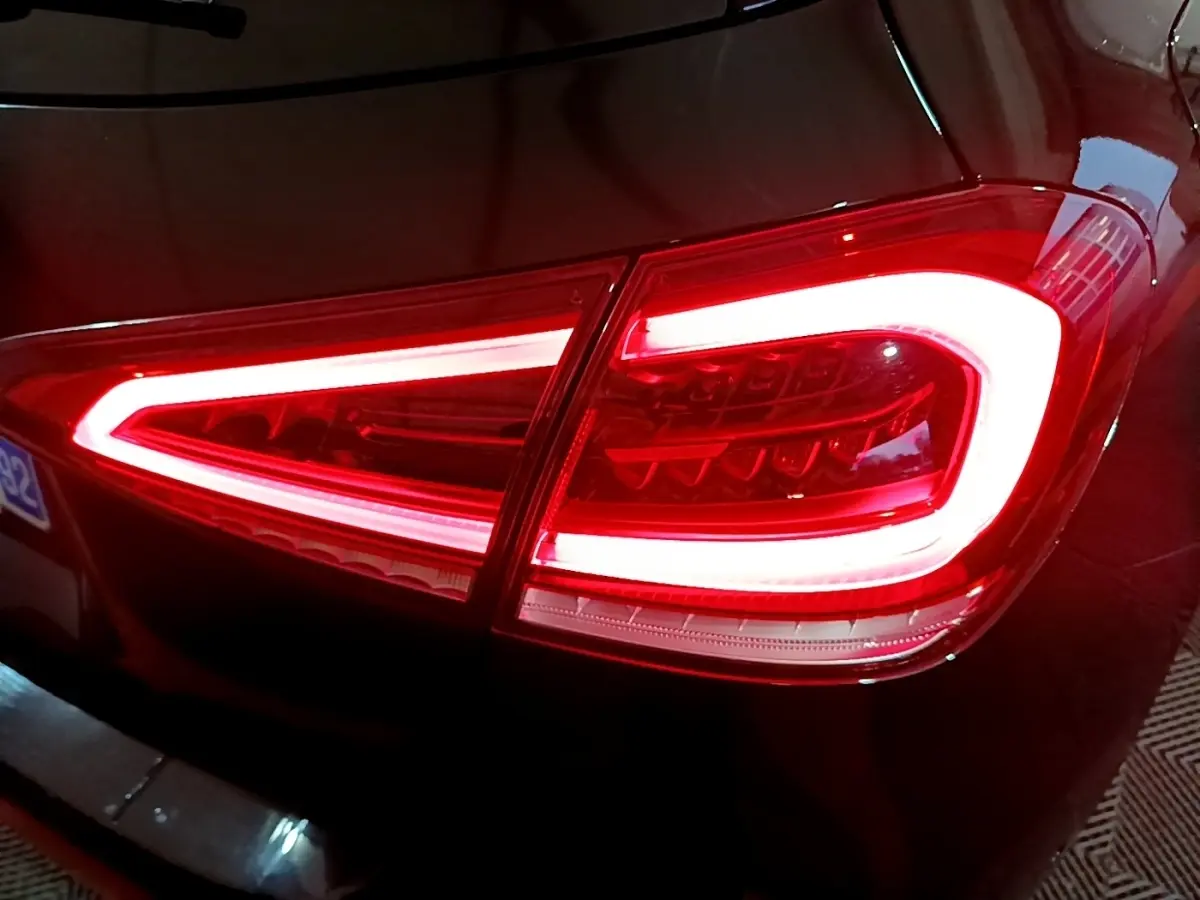 Gros plan sur le feu arrière droit allumé d'une Mercedes Classe A 250 e Business Line noire de 2020.