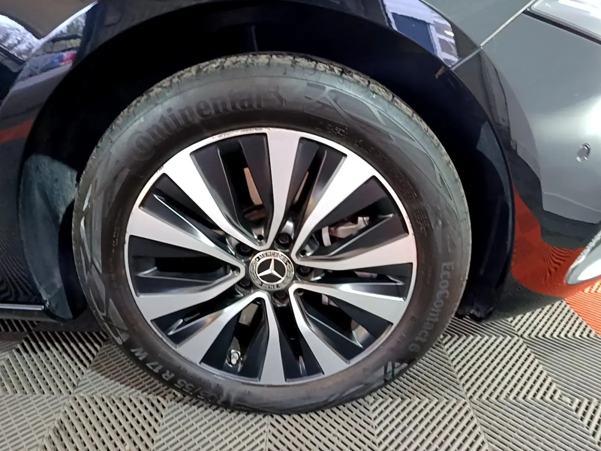 Gros plan sur la roue avant droite noire d'une Mercedes Classe A 250 e Business Line avec jante alliage bicolore.