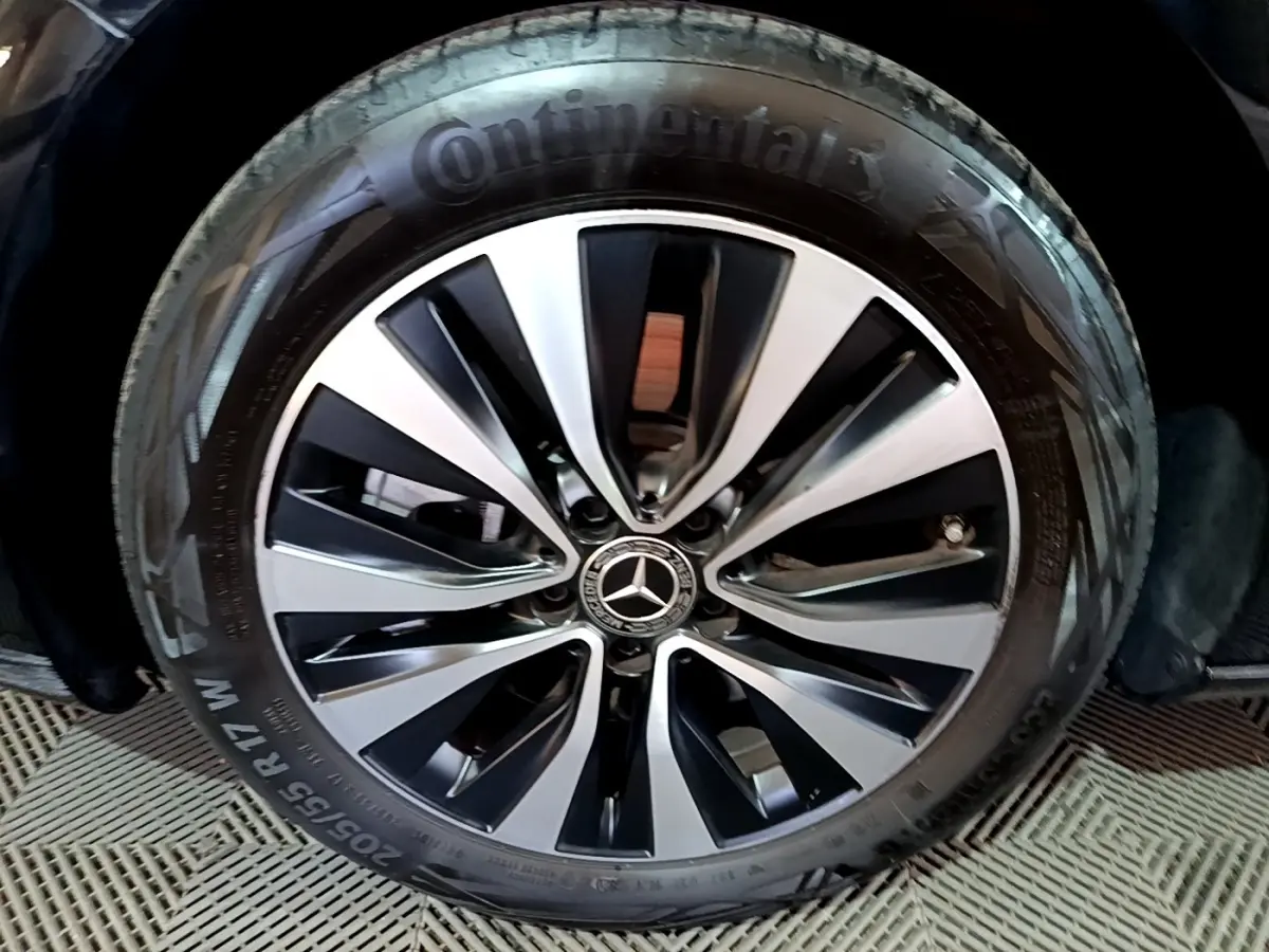 Gros plan sur la jante alliage bicolore et pneu Continental d’une Mercedes Classe A noire.