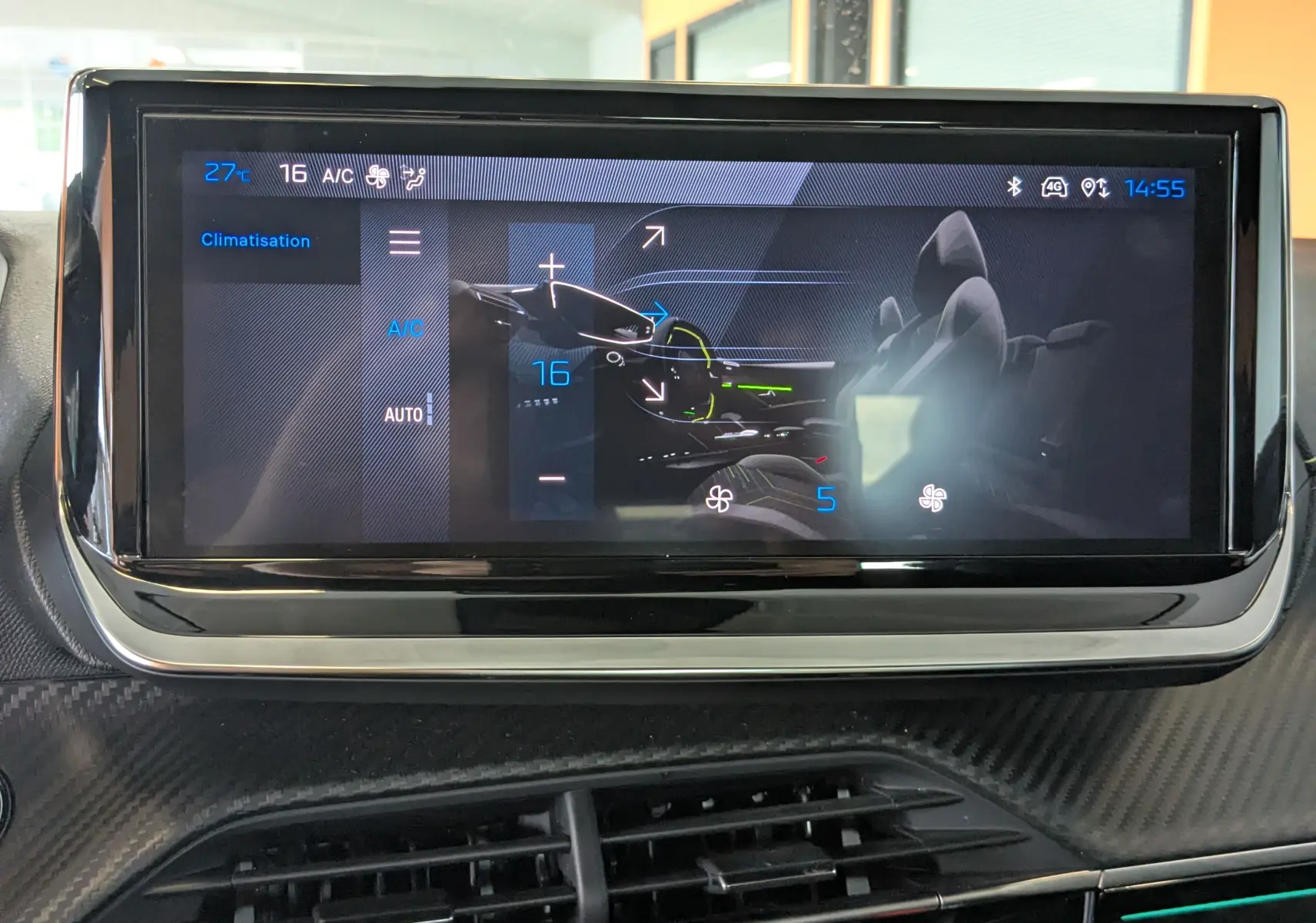Écran tactile intérieur de la Peugeot 208 Hybrid 145 GT affichant le réglage de la climatisation à 16°C.
