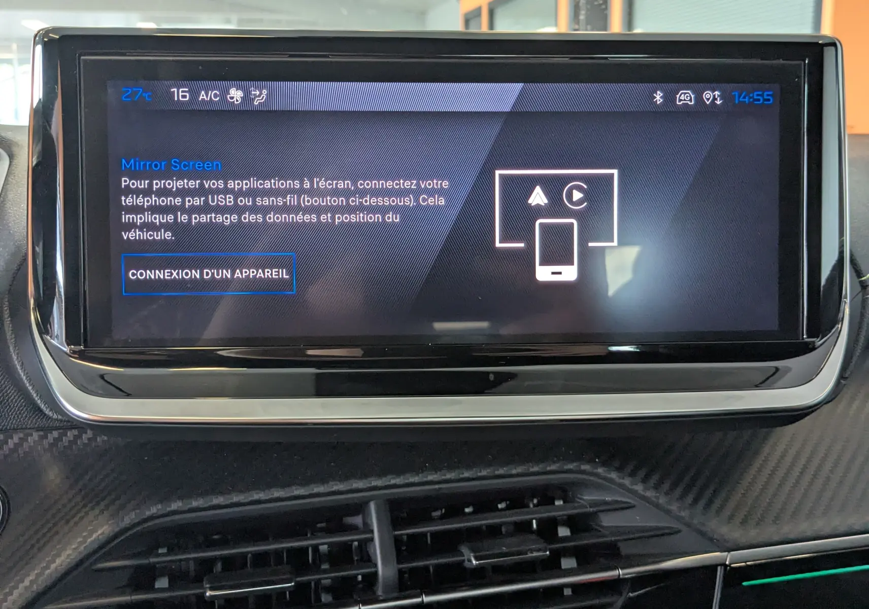 Écran tactile central de la Peugeot 208 Hybrid 145 GT affichant l'interface Mirror Screen en intérieur noir.