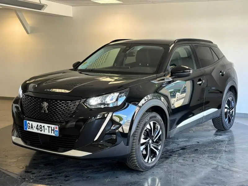 Peugeot 2008 noir Perla Nera vue 3/4 avant droit, mettant en valeur ses phares LED et jantes alliage bicolores.