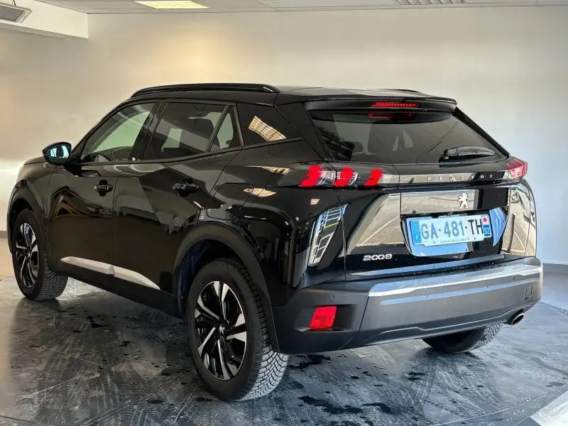 Peugeot 2008 noir Perla Nera vue 3/4 arrière droit, avec feux arrière LED et jantes alliage noires.