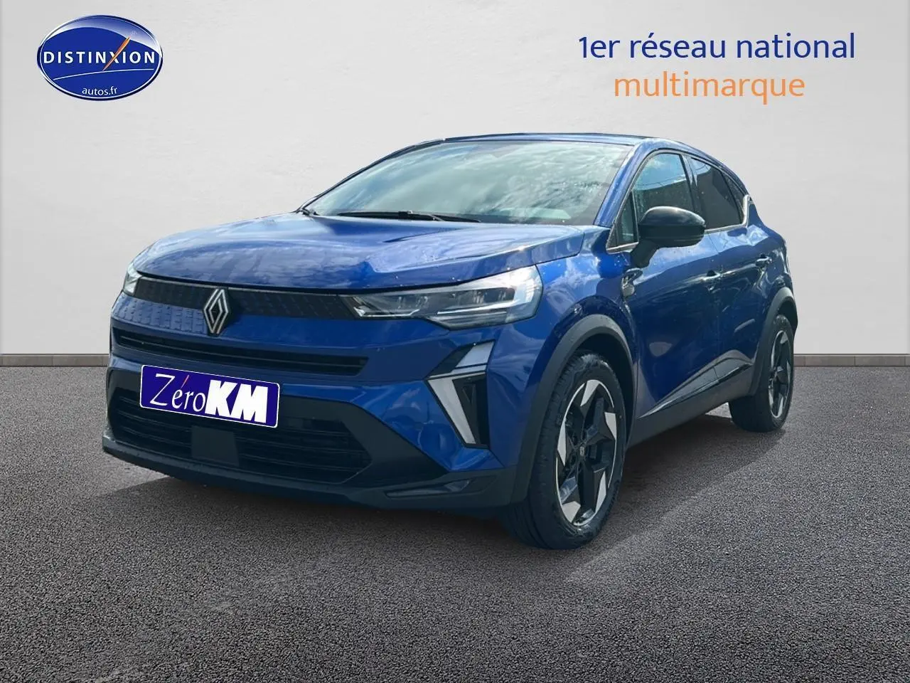 Renault Captur 2025 bleu iron en 3/4 avant droit avec jantes alu et feux LED modernes sur fond neutre.