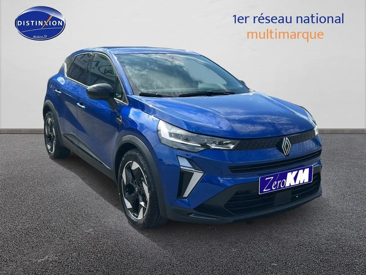 Renault Captur 2025 bleu iron en 3/4 avant droit avec jantes alu et feux LED distinctifs