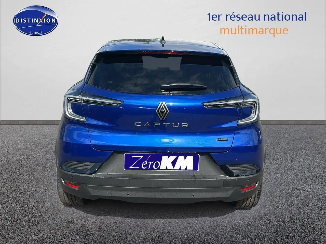 Vue arrière du Renault Captur 1.6 e-tech hybride 145 techno en bleu iron avec feux LED et lunette arrière surteintée.
