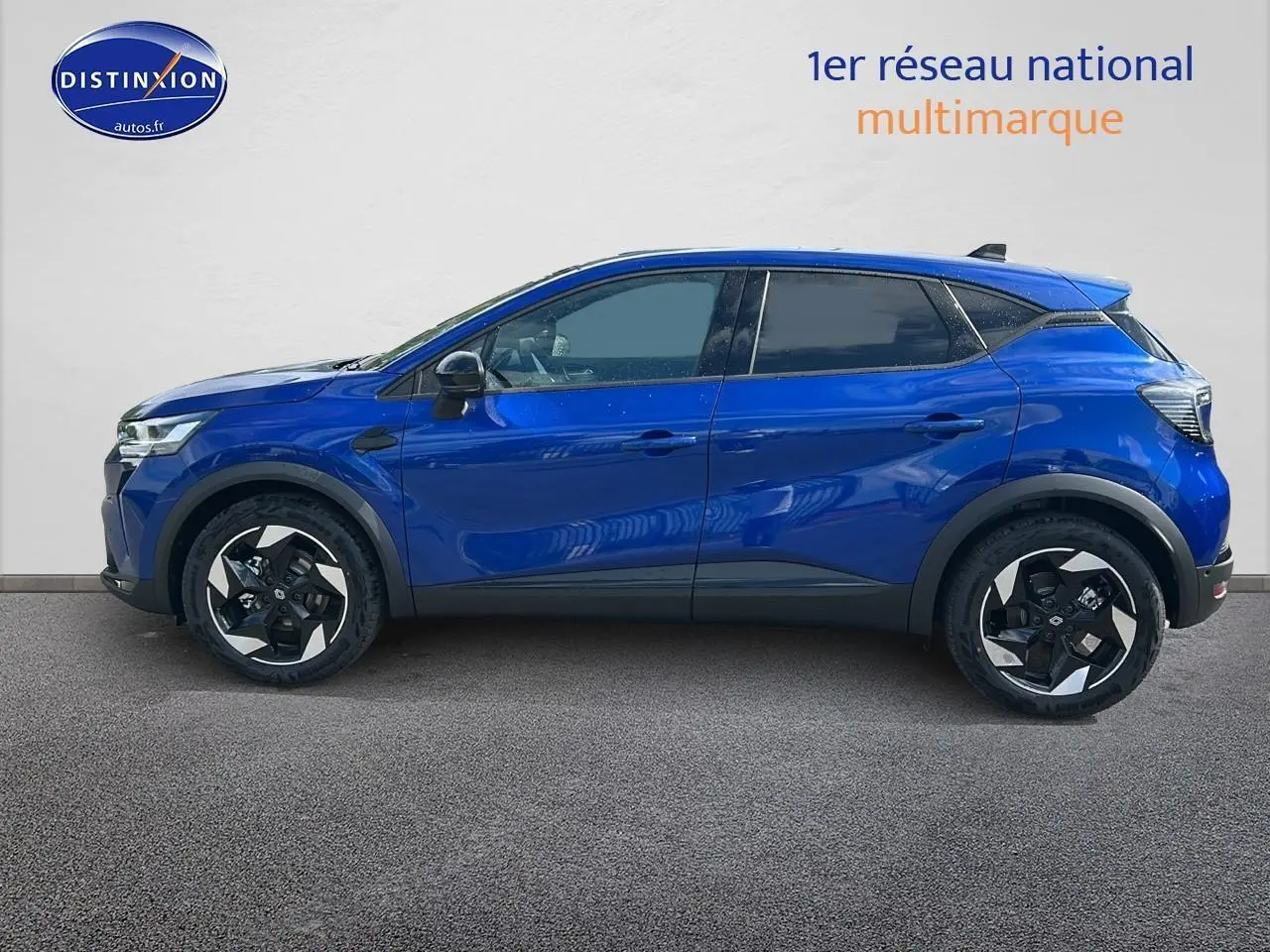 Profil droit du Renault Captur 1.6 e-tech hybride 145 techno bleu iron avec jantes alu et vitres surteintées.