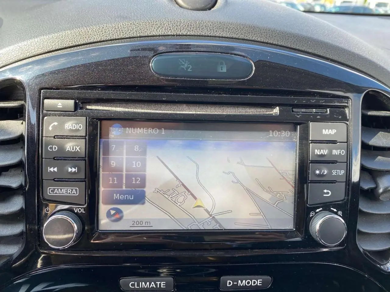 Écran central du système NissanConnect avec navigation et commandes autour, dans un Nissan Juke 2017.
