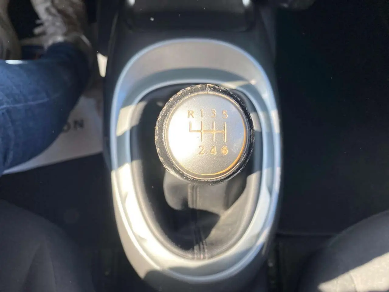 Le levier de vitesses manuel du Nissan Juke 2017 en gros plan, montrant les six rapports et la marche arrière.