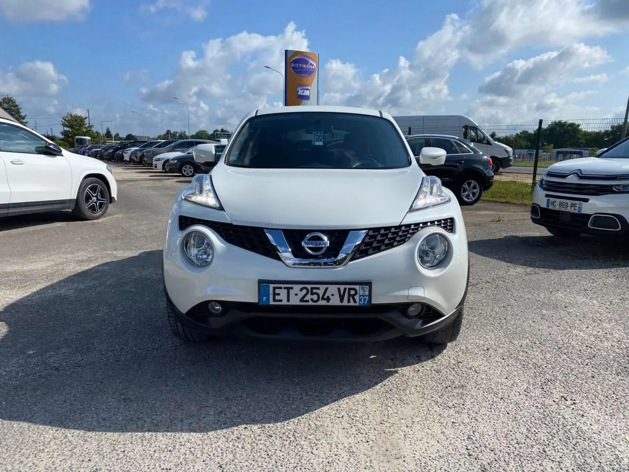 Vue frontale d'un Nissan Juke blanc métallisé 2017 avec phares ronds et calandre chromée.