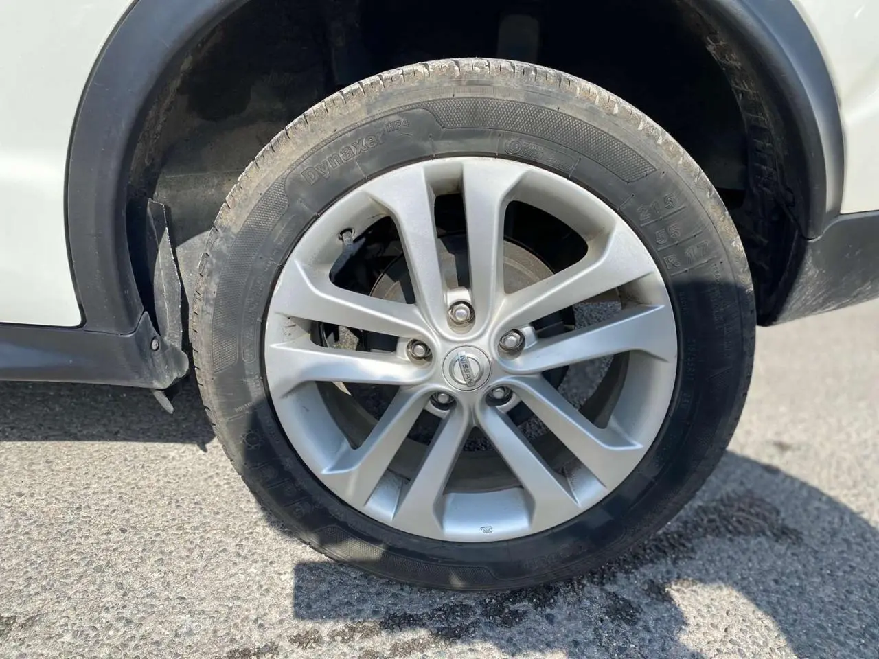 Gros plan sur la jante alliage 17 pouces argentée du côté avant droit d'un Nissan Juke blanc 2017.