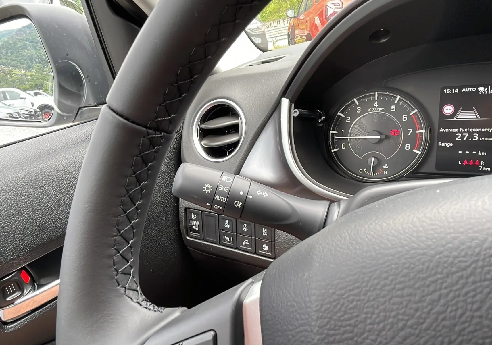 Vue intérieure côté conducteur du Suzuki Vitara 2025, tableau de bord avec compte-tours et commandes au volant en cuir noir.