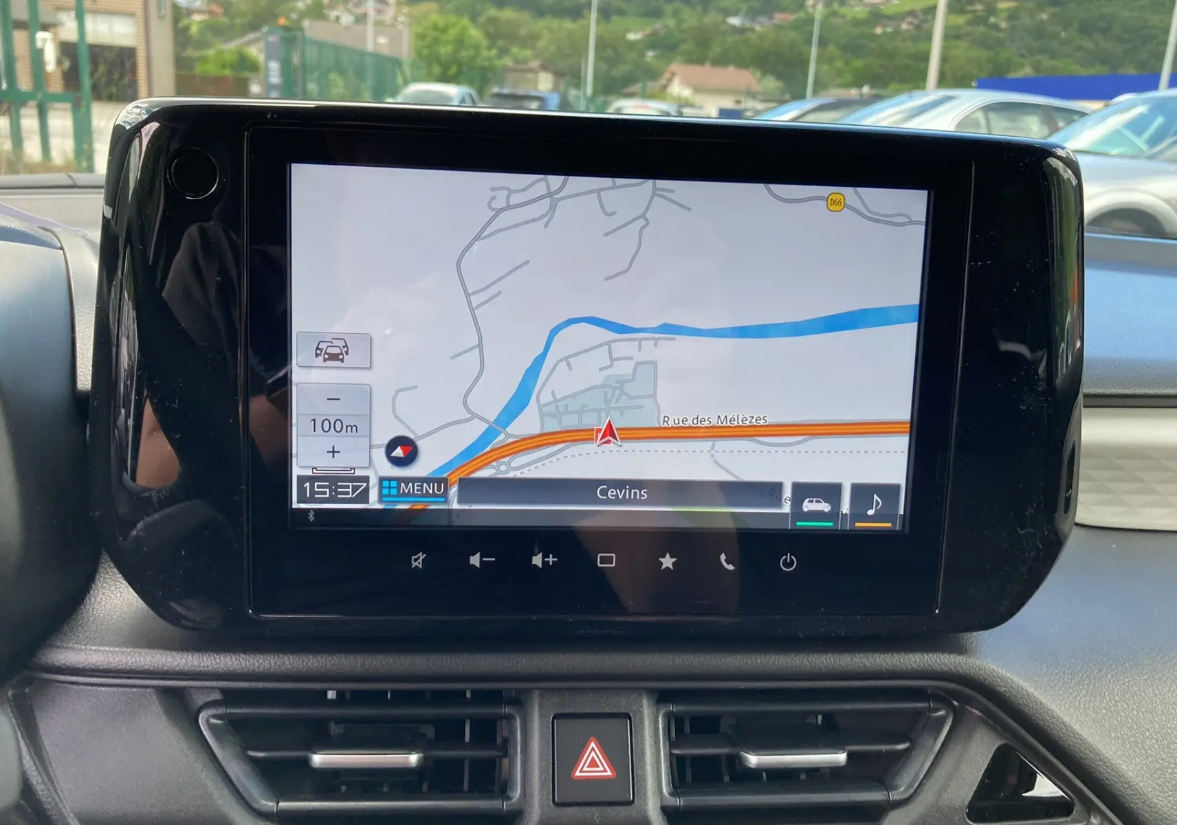 Écran tactile du système de navigation affichant une carte, dans l'habitacle d'une Suzuki Swift 2025.