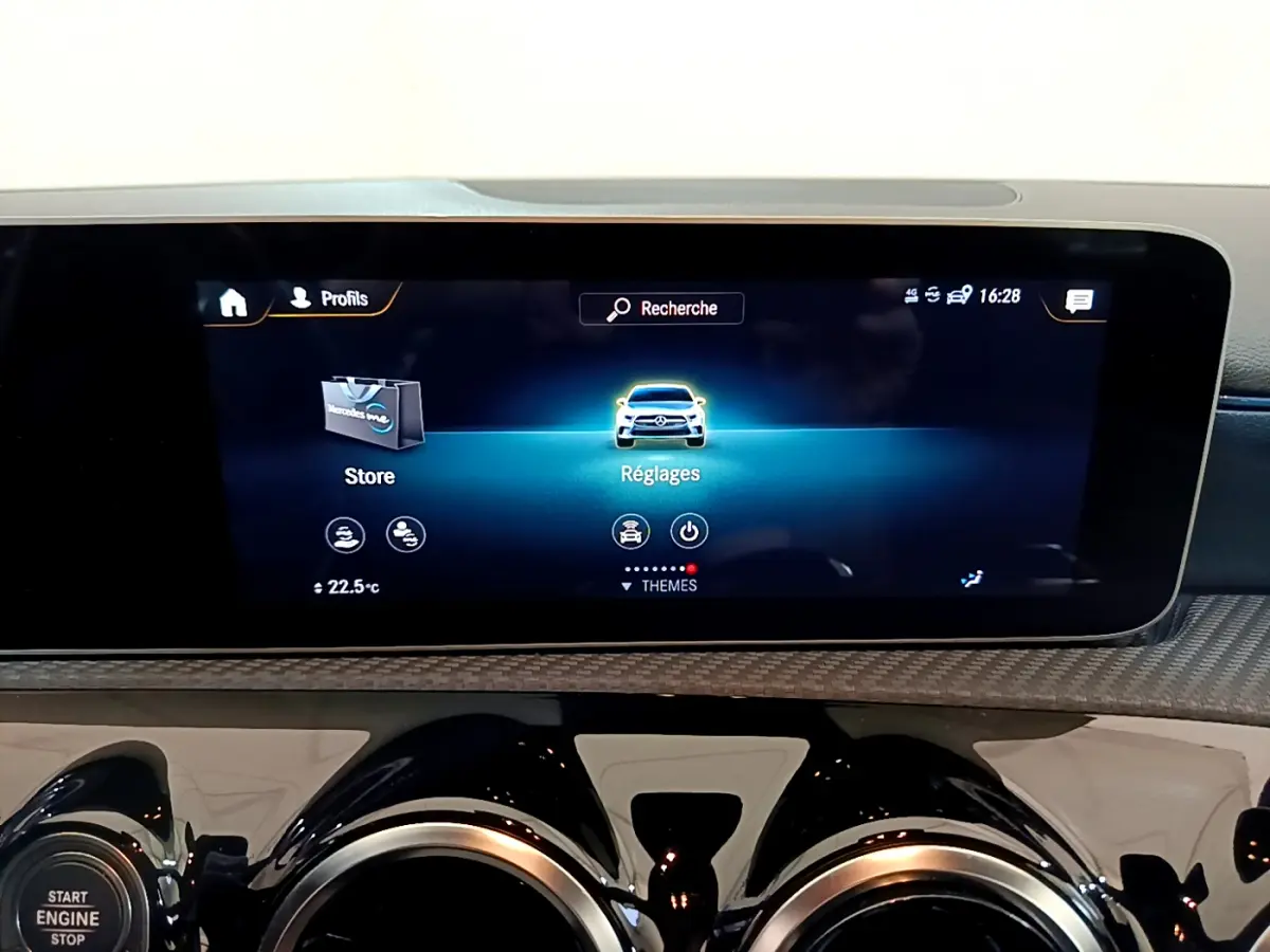 Écran tactile central du tableau de bord de la Mercedes Classe A 180 d Business Line 2020, avec interface réglages.
