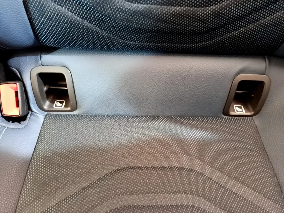 Gros plan sur la banquette arrière gris foncé de la Mercedes Classe A avec fixations Isofix visibles.