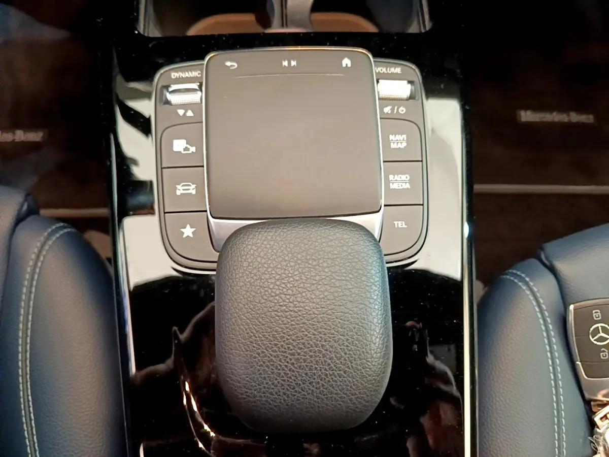 Vue rapprochée du pavé tactile et levier de vitesses en cuir noir de la Mercedes Classe A 180 d Business Line 2020.