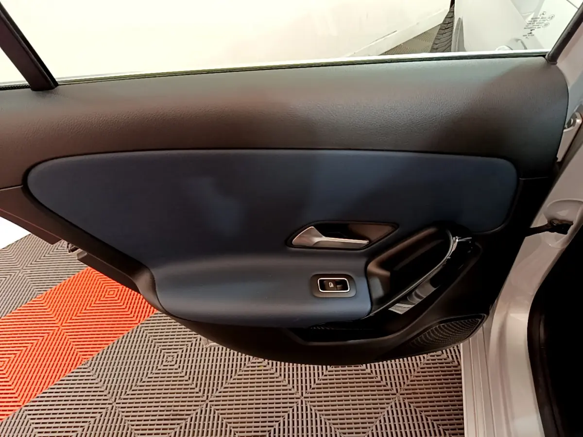 Vue intérieure sur la porte avant droite de la Mercedes Classe A 180 d Business Line 2020 avec panneau noir et bleu.