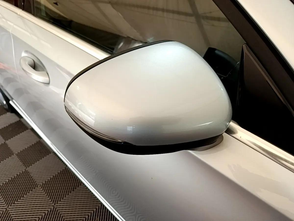 Gros plan sur le rétroviseur droit gris clair d'une Mercedes Classe A 180 d Business Line 2020.
