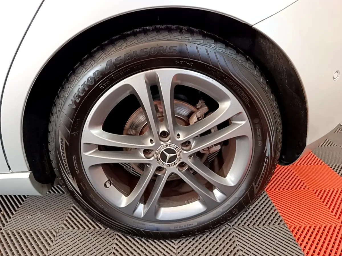 Gros plan sur la roue avant droite gris clair d'une Mercedes Classe A 180 d Business Line 2020 avec jante alliage.