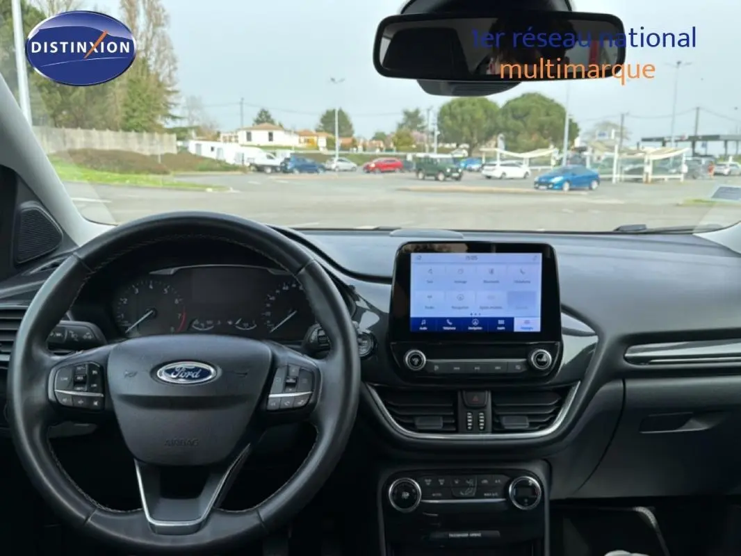 Vue intérieure du tableau de bord et volant du Ford Puma 2020, avec écran tactile central et commandes au volant.