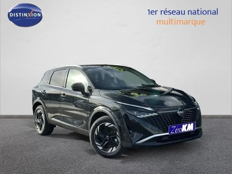Nissan Qashqai Hybrid e-POWER 2025 noir Kuro métallisé, vue 3/4 avant mettant en valeur sa calandre distinctive.