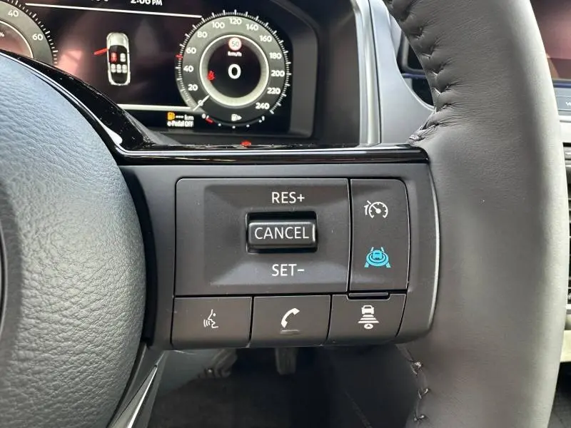 Gros plan sur les commandes au volant côté droit du Nissan Qashqai 2025 Hybrid e-POWER noir Kuro métallisé.