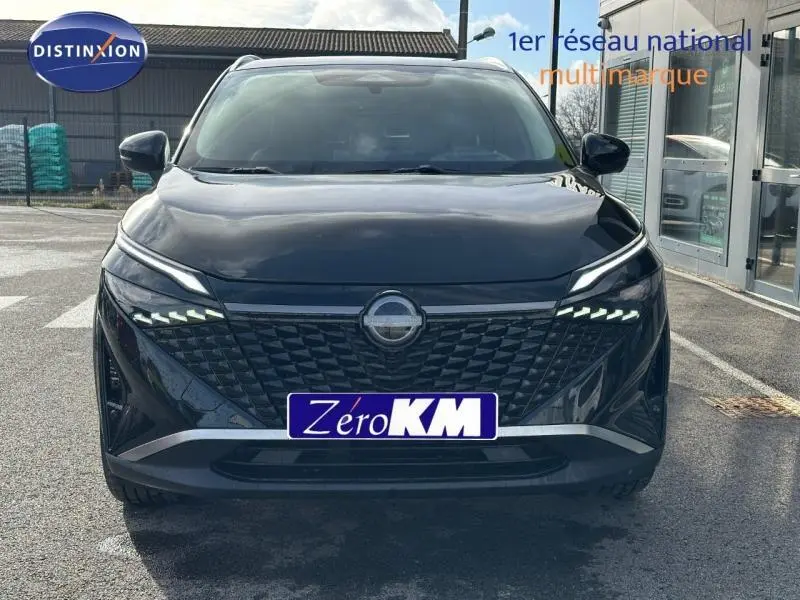 Vue frontale du Nissan Qashqai Hybrid e-POWER 2025 en Noir Kuro Métallisé avec calandre distinctive et phares LED fins.