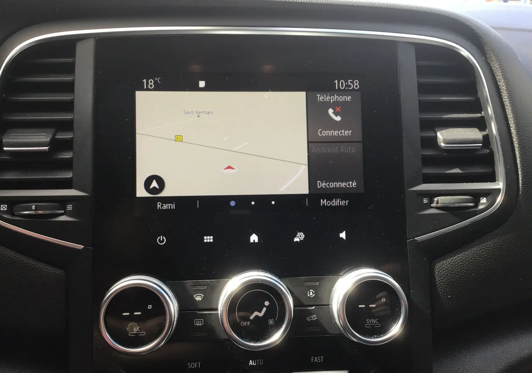 Vue rapprochée de l’écran tactile central et des commandes de climatisation d’une Renault Mégane IV Société blanche.