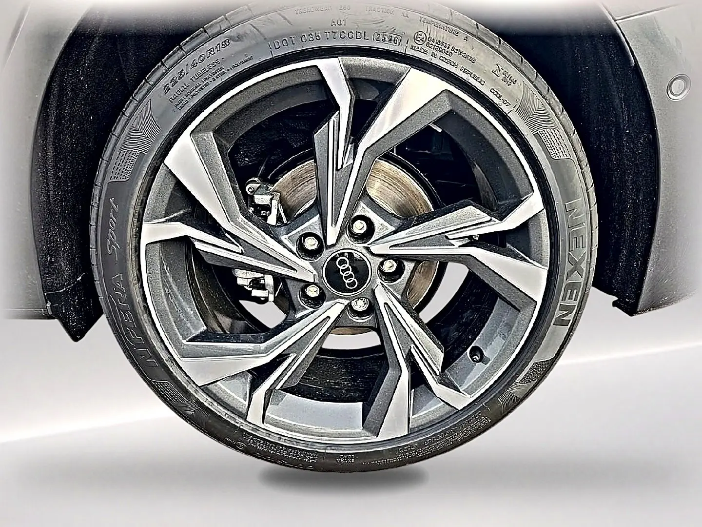 Gros plan sur la jante alu 18 pouces gris graphite de l'Audi A3 Sportback 2026 finition S line.