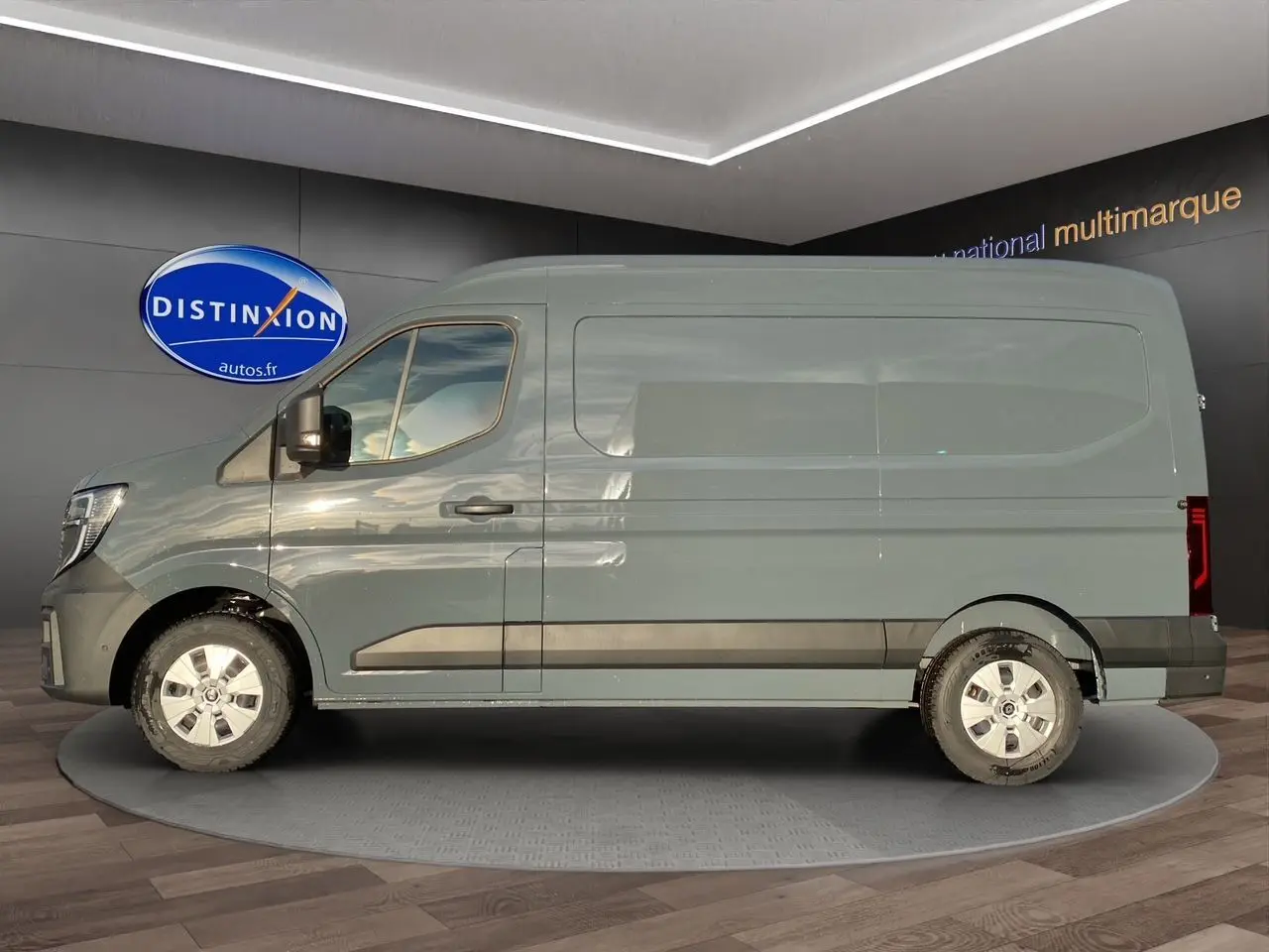 Vue de profil côté gauche du Renault Master 2025 gris urbain avec portes arrière tôlées et jantes argentées.