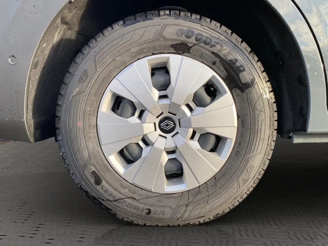 Gros plan sur la roue avant droite du Renault Master gris urbain avec jante et pneu Goodyear tous temps.