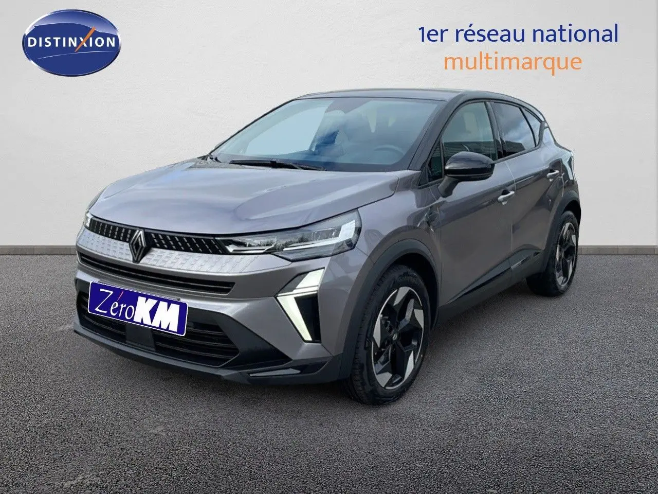 Renault Captur E-Tech hybride 2025 gris cassiopée toit noir en 3/4 avant droit avec feux LED distinctifs.