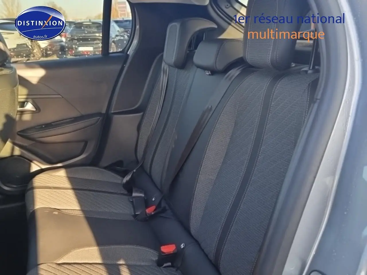 Vue latérale du siège arrière droit gris d’une Peugeot 208 1.2 100 Allure 2025 avec ceintures et appuie-têtes.