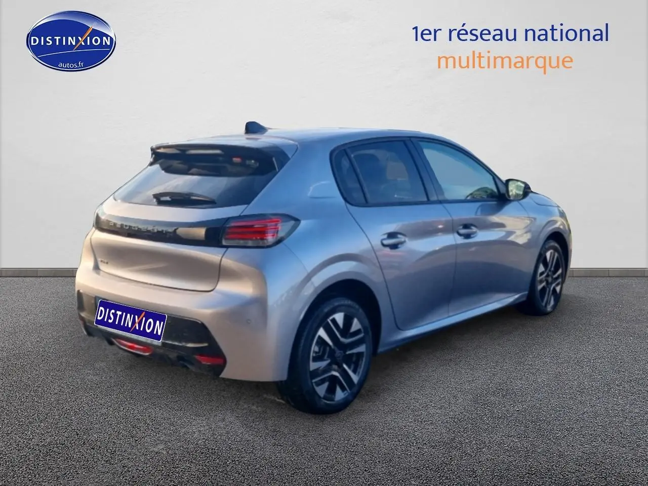 Vue 3/4 arrière droite d'une Peugeot 208 gris artense avec jantes alu et feux arrière LED.