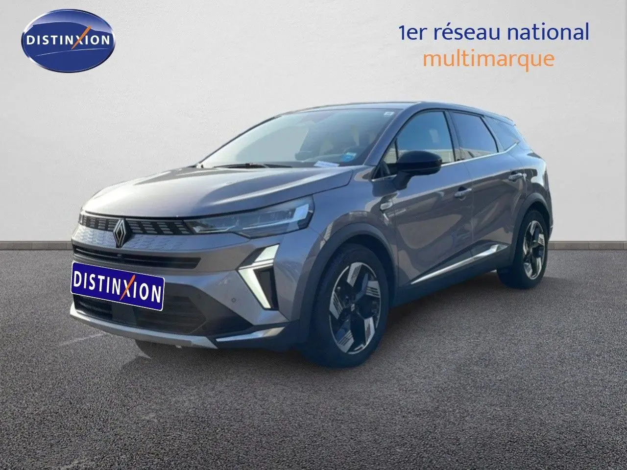 Vue 3/4 avant droite d'un Renault Symbioz gris cassiopée métal avec jantes bi-ton et calandre moderne.
