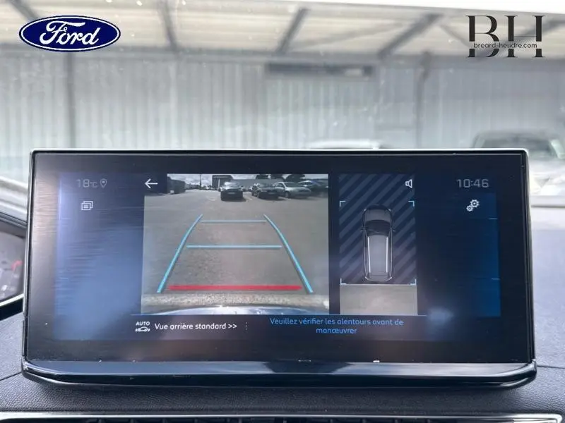 Écran tactile du Peugeot 5008 montrant la caméra de recul avec guidage et vue 360° en stationnement.