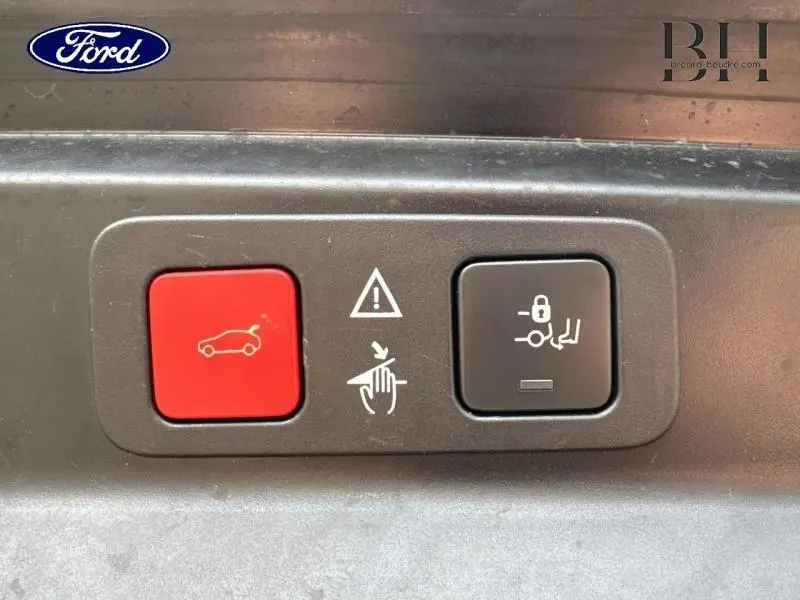 Gros plan sur les boutons de commande du hayon motorisé et de verrouillage du siège dans un Peugeot 5008 blanc nacré.