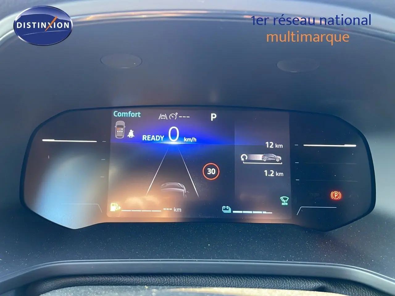 Tableau de bord numérique du Renault Captur E-Tech hybride 2025 affichant la vitesse et l'autonomie en mode confort.