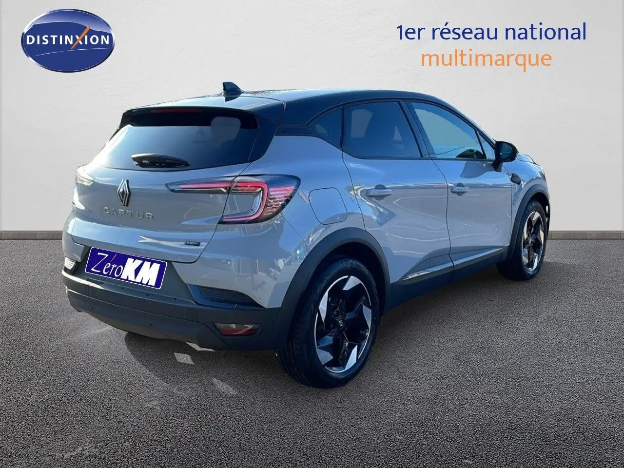 Vue 3/4 arrière droite du Renault Captur E-Tech gris Rafale métal avec toit noir et jantes noires brillantes.