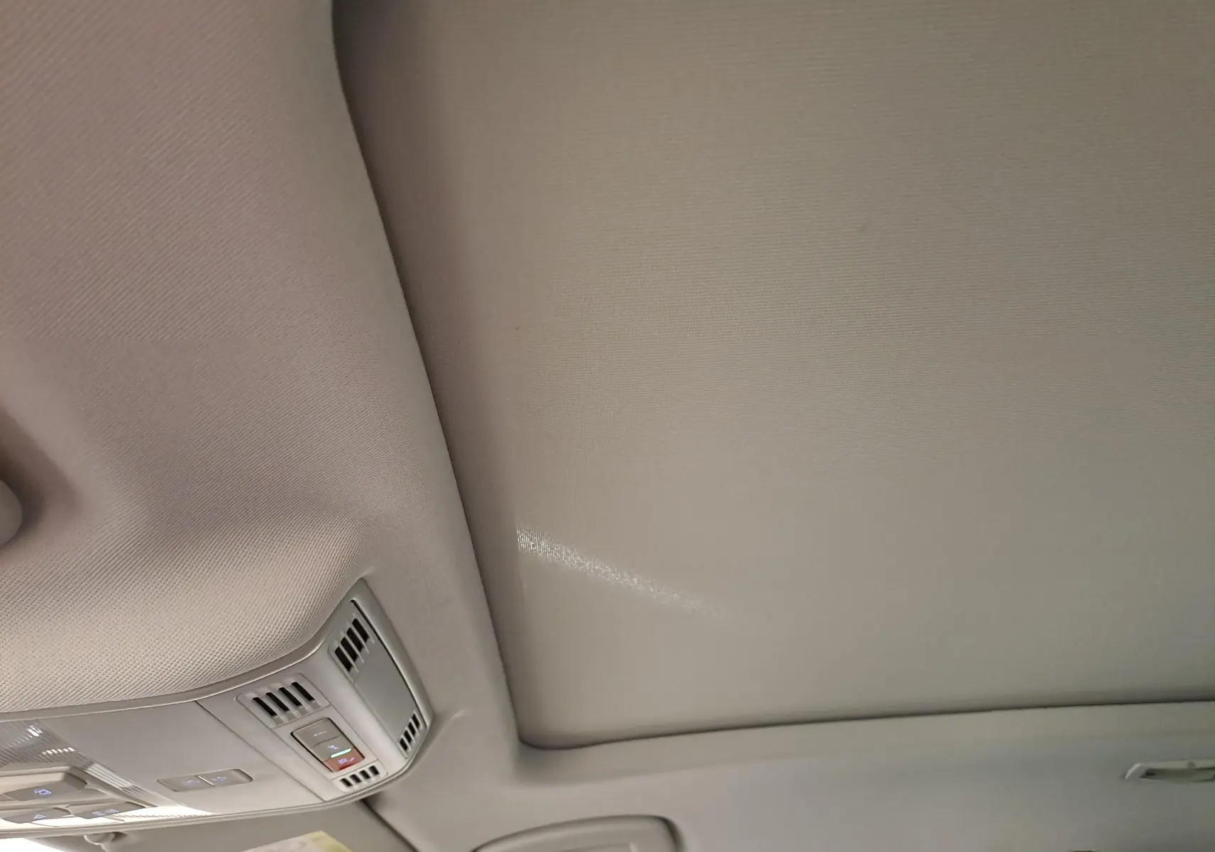 Toit ouvrant panoramique fermé vu de l'intérieur du Skoda Karoq gris perle, avec commandes intégrées au plafond.