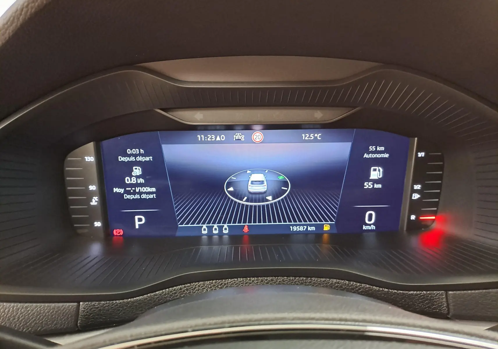 Vue rapprochée du tableau de bord numérique du Skoda Karoq gris perle, affichant les informations de conduite et d'autonomie.