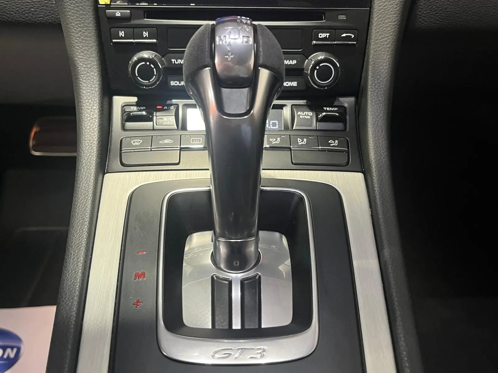 Le levier de vitesses automatique avec inscription GT3 au centre de la console d'une Porsche 911 GT3 bleu saphir.